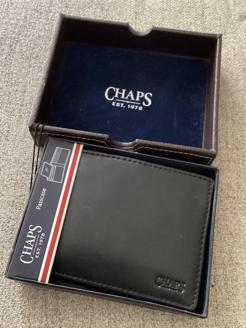 NIB! Chaps Men's Black Leather “Passcase” Bi-Fold Wallet - brand new in box